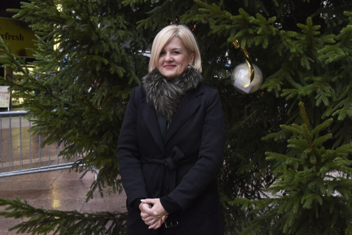 Gradonačelnica Iva Rinčić kupila je i postavila prvu "Kuglicu dobrih želja" / Foto Matea Jurčić