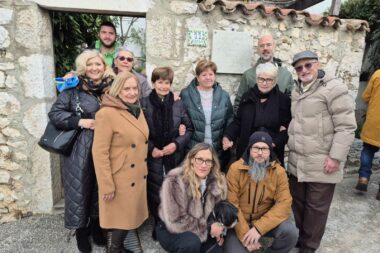 Svečanost na adresi Krasa 11 okupila je Kabalinovu obitelj, Novljanke, Novljane i druge štovatelje novljanskog pjesnika / Foto R. ŠIMONOVIĆ