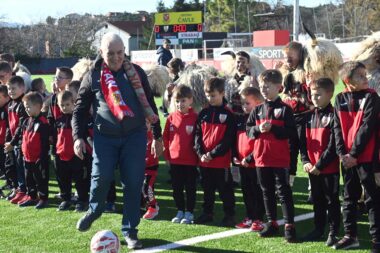 Doris Miculinić izveo je počasni udarac prije početka susreta/Foto M. GRACIN