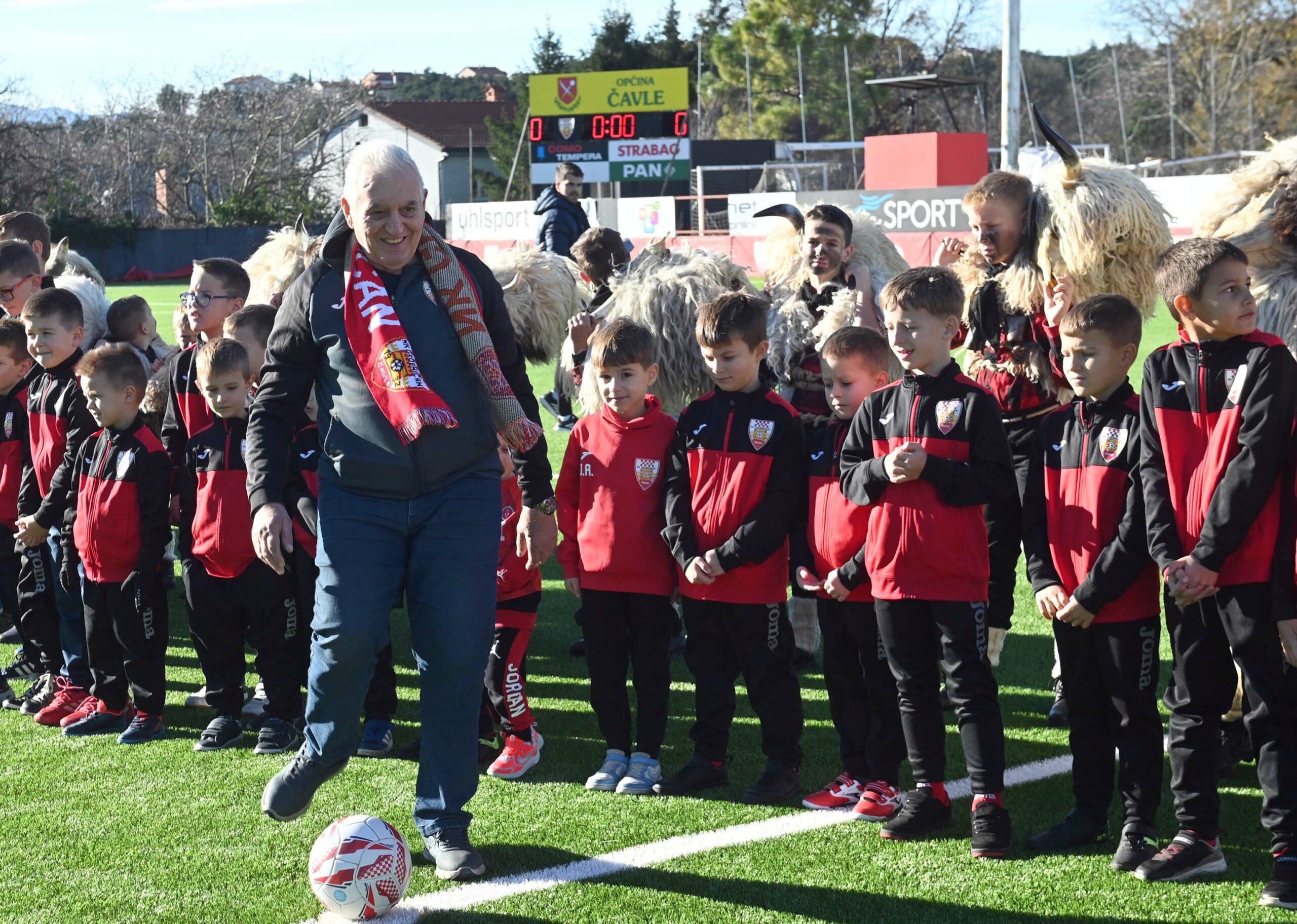 Doris Miculinić izveo je počasni udarac prije početka susreta/Foto M. GRACIN