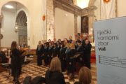 Riječki komorni zbor Val tijekom nastupa u Zadru