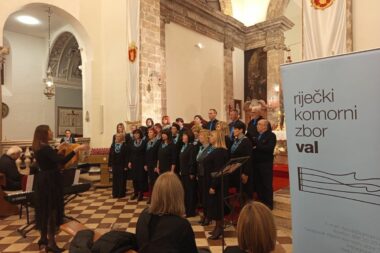 Riječki komorni zbor Val tijekom nastupa u Zadru