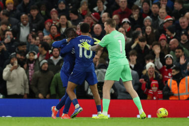 Idrissa Gueye u zagrljaju Iliman Ndiayeja i Jordana Pickforda koji ga pokušavaju obuzdati nakon incidenta/Foto REUTERS