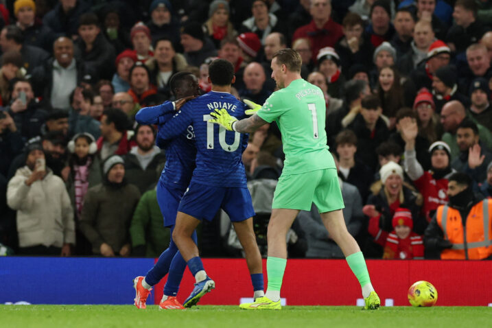 Idrissa Gueye u zagrljaju Iliman Ndiayeja i Jordana Pickforda koji ga pokušavaju obuzdati nakon incidenta/Foto REUTERS