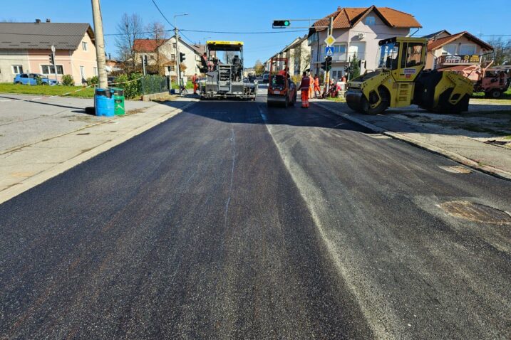 Obnova kolnika dionice Zagrebačke ulice, ukupne duljine 330 metara, prosječne širine 6,6 metara / Foto Marin SMOLČIĆ