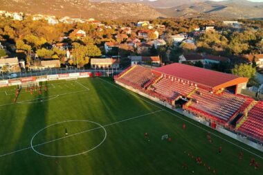 Novi travnjak grobničkog stadiona ovjekovječen iz zraka/Foto FB NK Grobničan