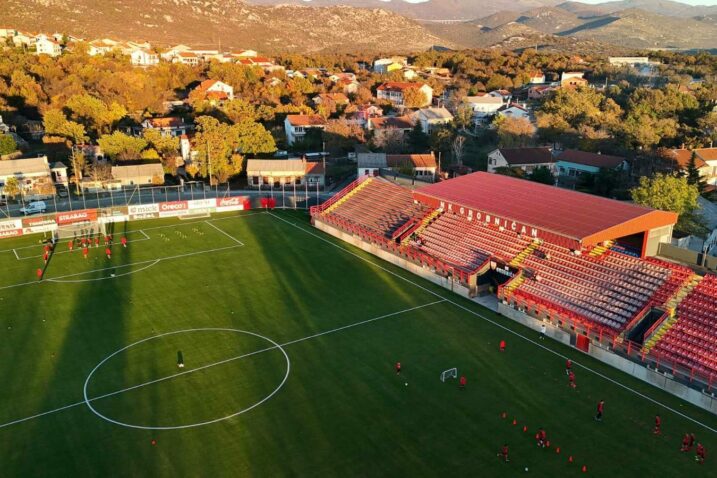 Novi travnjak grobničkog stadiona ovjekovječen iz zraka/Foto FB NK Grobničan