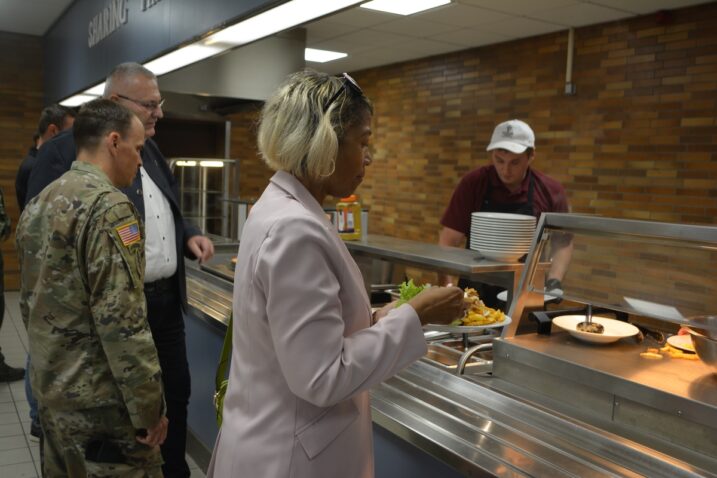 Prizor iz kantine u američkoj bazi u Hohenfelsu u Bavarskoj / Foto U.S. Army photo by Bryan Gatchell, USAG Bavaria Public Affairs