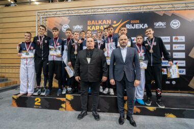 Zajednička fotografija hrvatskih i srpskih karatista (kadeti ekipno) nakon finala prvenstva Balkana u Rijeci... u rpvom redu su predsjednici Saveza - Srbije Slavoljub Piper i Hrvatske Davor Cipek / Foto press hr.karate