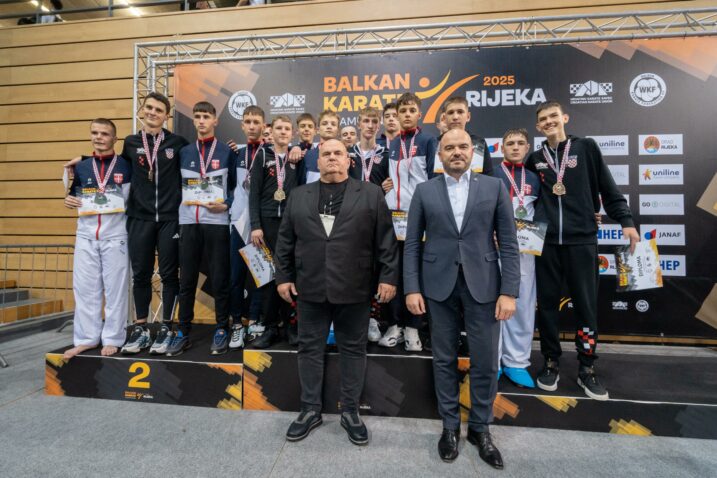 Zajednička fotografija hrvatskih i srpskih karatista (kadeti ekipno) nakon finala prvenstva Balkana u Rijeci... u rpvom redu su predsjednici Saveza - Srbije Slavoljub Piper i Hrvatske Davor Cipek / Foto press hr.karate