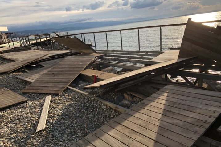 Drvena konstrukcija nije izdržala udare valova / Foto S. ANIČIĆ