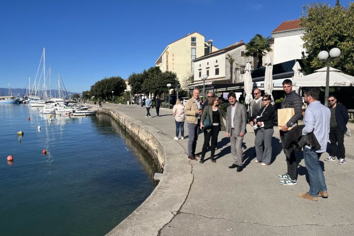 Očekuje se da će se sljedeći tjedan na rivi u centru Malinske pojaviti bageri / Foto Relja PAŠKVAN