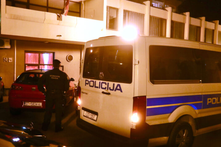 Policija ispred prostora kotara Blatine / Foto: Ivo Cagalj/PIXSELL