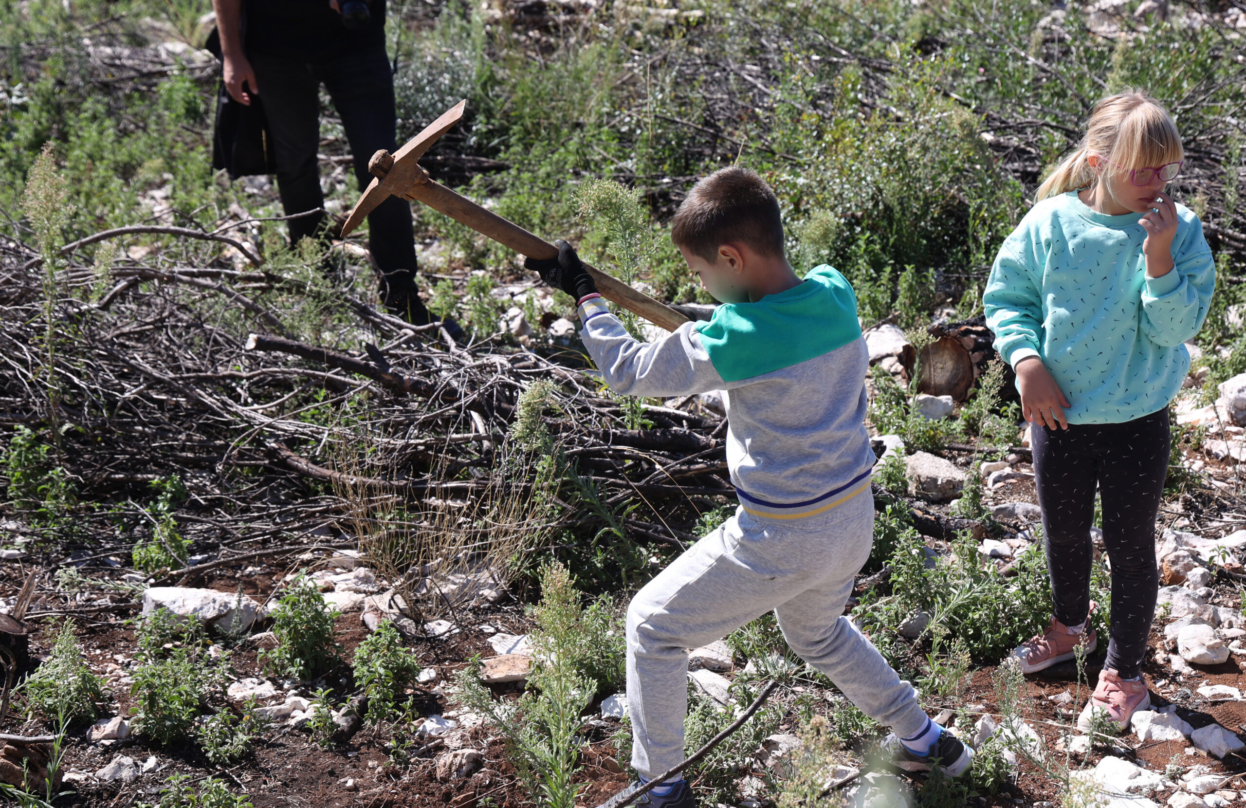 U kampanji bili su uključeni i mlađi uzrasti: dječak s krampom rijetka je slika, za svaku pohvalu / Duško Jaramaz/PIXSELL