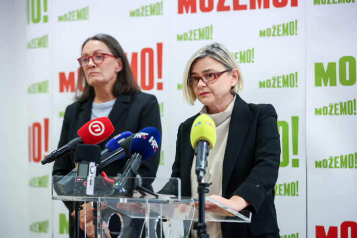 Predsjednica saborskog Kluba Možemo! Sandra Benčić i saborska zastupnica Urša Raukar-Gamulin na konferenciji za medije na kojoj su predstavile inicijativu o izmjeni Poslovnika Hrvatskoga sabora koje ce predsjedništvu Sabora nedvosmisleno i eksplicitno osigurati alate za sprječavanje širenja nacističke, fašističke i ustaške ideologije i simbolike, te u skladu s Ustavom i zakonima RH prevenirati govor mržnje kojim se umanjuju ili negiraju žrtve holokausta i/ili genocida. Foto: Igor Kralj/PIXSELL