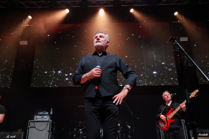 "Hrvatska noć" u Frankfurtu, u Suwag Energie Areni, jedno od masovnih okupljanja iseljenika na lakih notama iz Hrvatske, pjeva im Miroslav Škoro / Foto: Matija Habljak/PIXSELL