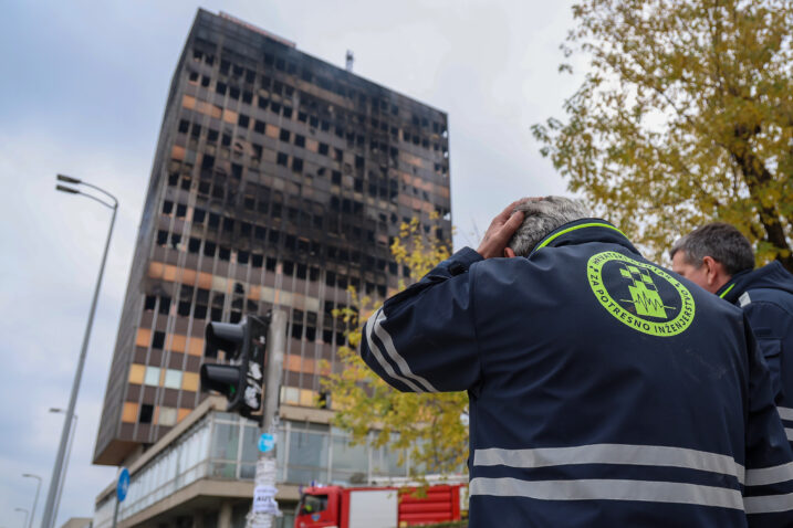 Nakon pregleda opožarenog nebodera Vjesnika / Foto: Sanjin Strukić / PIXSELL