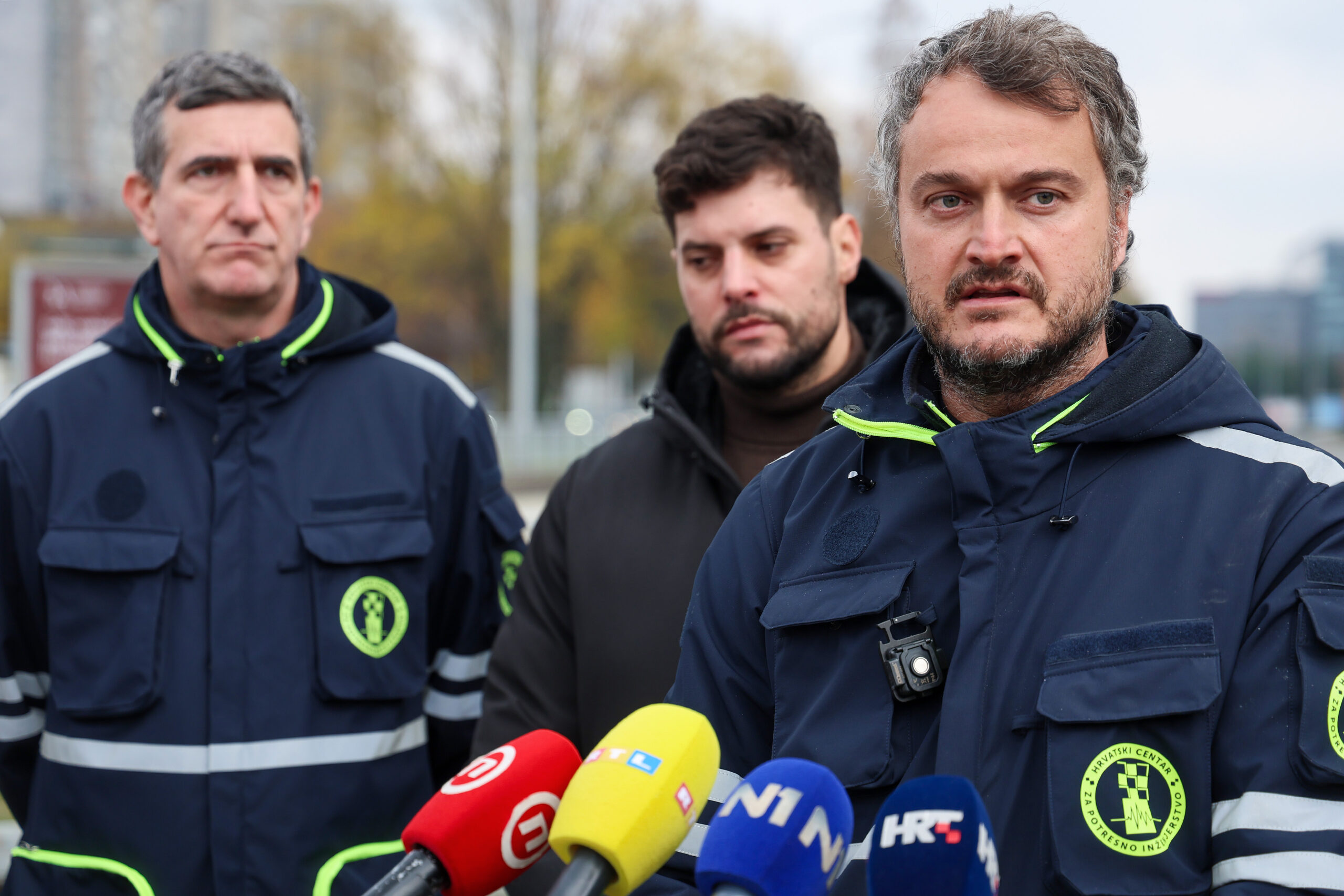 Nakon današnjeg pregleda nebodera Vjesnik medijima su se obratili i predstaili rezultate Dominik Skokandić, docent  na Zavodu za konstrukcije Gradjevinskog fakulteta i posebni savjetnik za obnovu Ministarstva graditeljstva, Mario Uroš, staticar ispred HCPI-ja te Marko Vezlek iz Gradskog ureda za civilnu zaštitu i sigurnost / Foto: Sanjin Strukić /PIXSELL