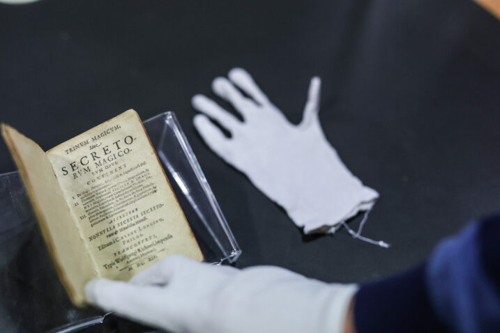 Nacionalnoj i sveučilišnoj knjižnici još je 2020 vraćen vrijedan primjerak knjige "Trinum magicum sive Secretorum magicorum opus continens" iz 1614. godine, autora Caesarea Longinusa, nakon 33 godine od "pljačke stoljeća" Foto: Igor Šoban/PIXSELL