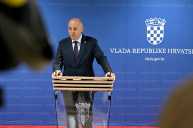 Branko Bačić danas pred novinarima nakon sjednice Vlsde / Foto: Igor Šoban/PIXSELL