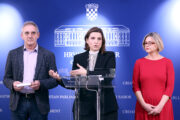 Na konferenciji za medije stranke Možemo! o temi "Univerzalni dječji doplatak u 2026.?" govorili su zastupnici Sandra Benčić, Jelena Miloš i Damir Bakić / Foto: Patrik Macek/PIXSELL