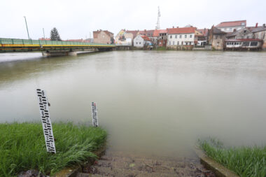 Visoki vodostaj rijeke Kupe u Karlovcu / Foto ilustracija: Kristina Štedul Fabac/PIXSELL