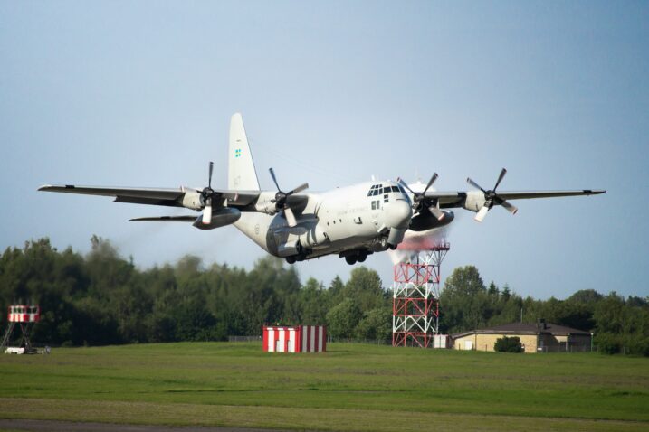 Zrakoplov C-130 Hercules / Foto: Daniel Kuleszo / Unsplash