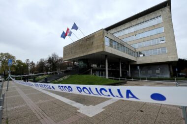 Lažna dojava o bombi u zgradi zagrebačke Gradske uprave na Trgu Stjepana Radića / Foto: Sanjin Strukić /PIXSELL