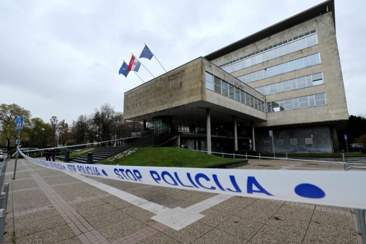 Lažna dojava o bombi u zgradi zagrebačke Gradske uprave na Trgu Stjepana Radića / Foto: Sanjin Strukić /PIXSELL