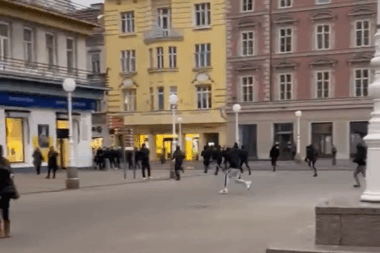 Napad huligana u crnoj odjeći na đake iz Splita / screenshot