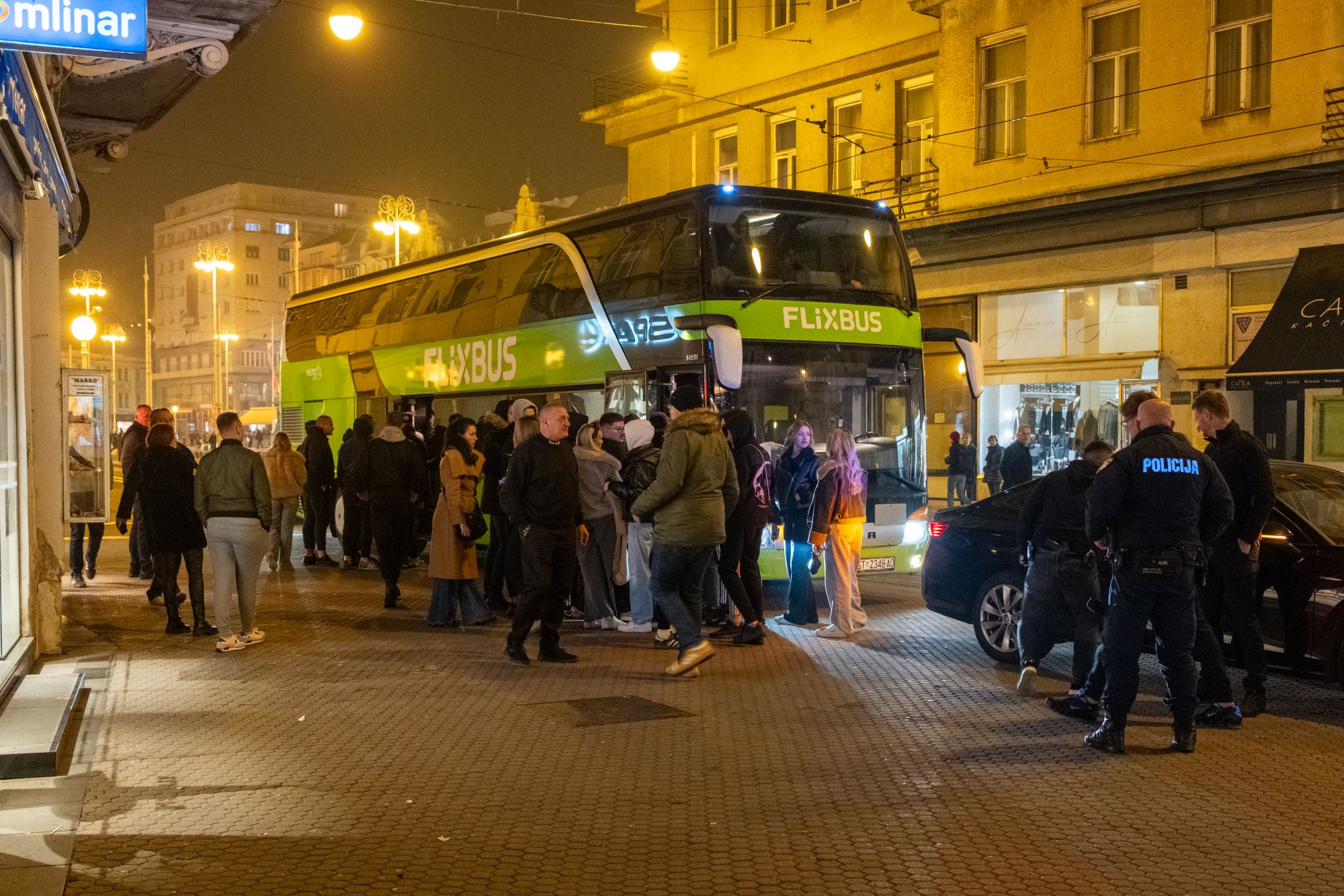 Nakon napada huligana na splitske đake policija je osiguravala prostor oko trga / oto: Hrvoje Kostelac/PIXSELL