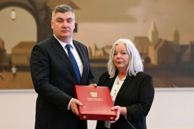 Odlikovanje je na svečanosti u Uredu predsjednika Republike preuzela udovica pokojnog generala Christine Roso / Foto: Filip Glas, Ured predsjednika
