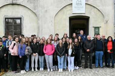Delničani ispred ogulinskog muzeja / Foto: Ana KRIŽANEC