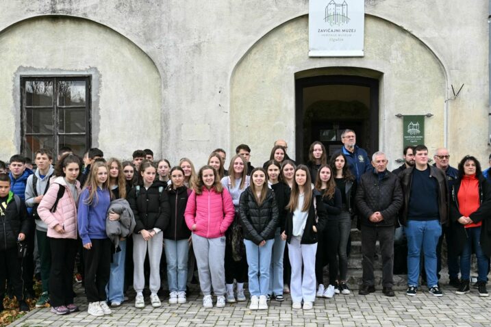 Delničani ispred ogulinskog muzeja / Foto: Ana KRIŽANEC