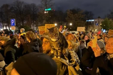 Oko 5.000 prosvjednika protiv povlaačenja Latvije iz Istanbulske konvencije. Prosvjed ispred parlamenta u Rigi / Foto: UNN/ public tv