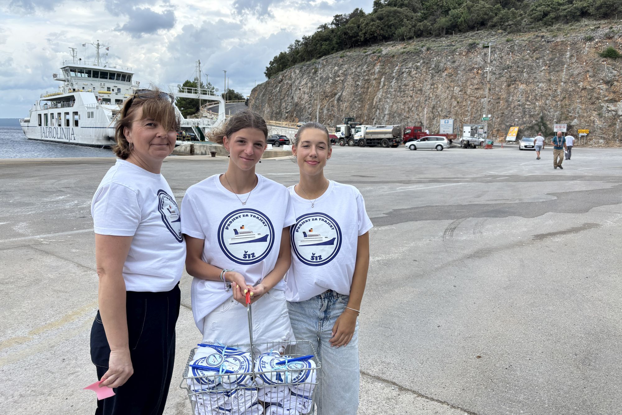 Profesorica Sonja Pokupec Salković s učenicima na pristaništu Merag / Foto: W. Salković