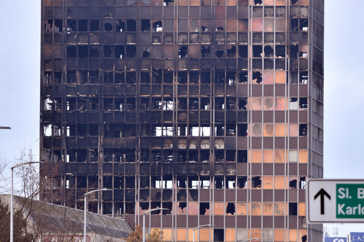 Zgrada Vjesnika uništena u požaru, proširuje se dio Slavonske avenije / Foto: Davor Kovačević