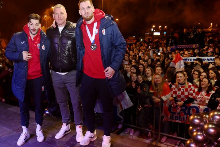 ilip Glavaš, Valter Matošević i Tin Lučin na dočeku srebrnih poslije SP-a/Foto M. GRACIN