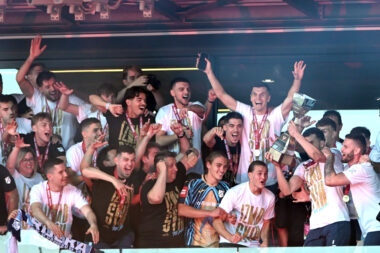 Martin Zlomislić s peharom koji je dopremljen helikopterom/Foto Arhiva NL