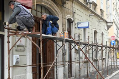 Postavljanje skele uvjet za sanaciju zgrade / Marko Gracin