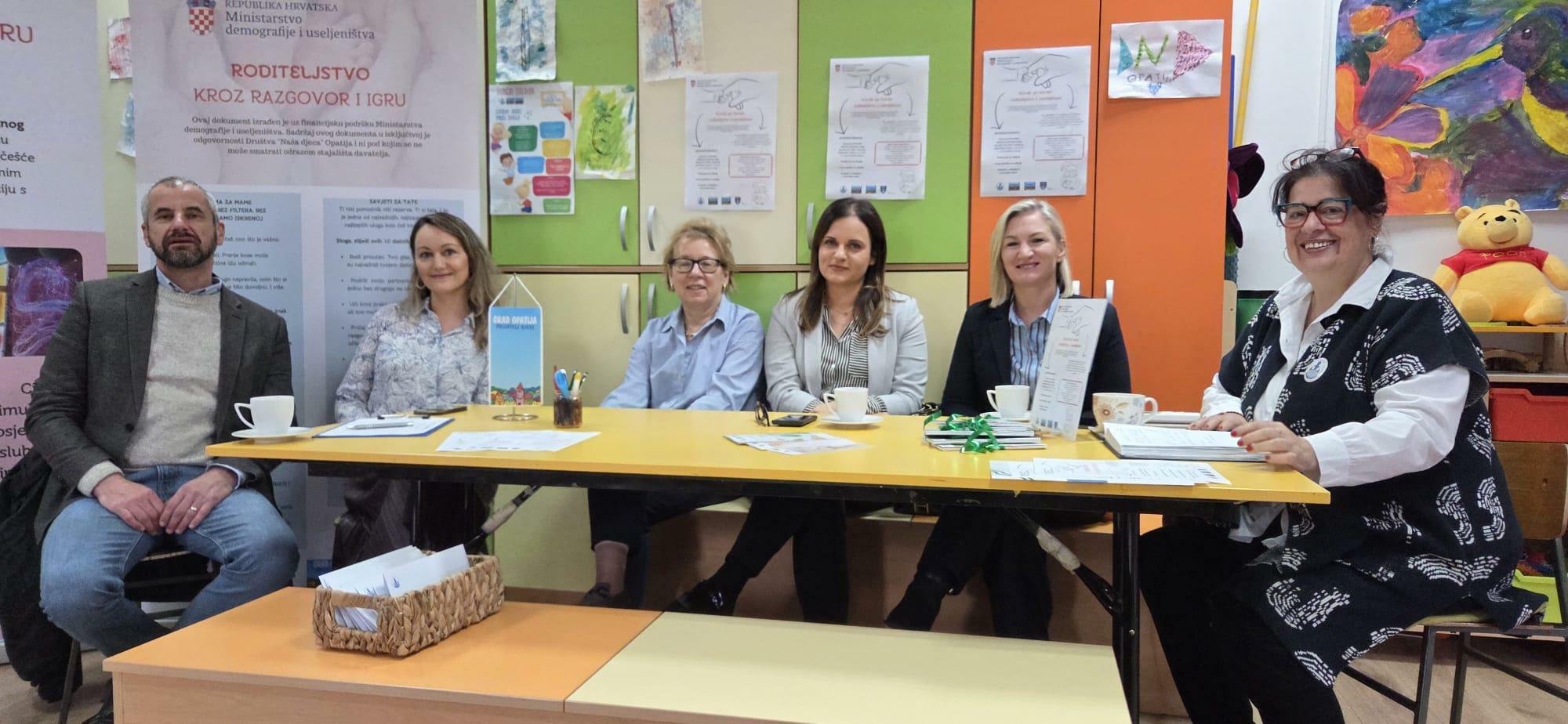 Riccardo Staraj, Elvira Jović Ban, Velinka Sušanj, Ines Jerkić, Kristina Đukić i Sanja Škorić / Foto Grad Opatija