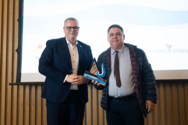 Nagradu je od Kristjana Staničića preuzeo kapetan Damir Žic / Foto Luka Gerlanc/CROPIX