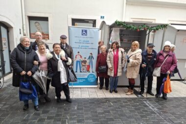 Udruga invalida rada Rijeka predstavila radove svojih članova na štandu na Koblerovom trgu