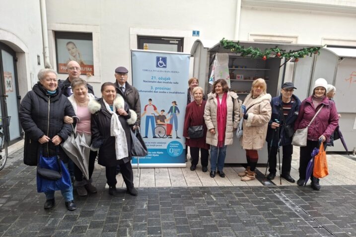 Udruga invalida rada Rijeka predstavila radove svojih članova na štandu na Koblerovom trgu