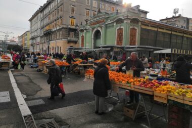 Tržnica u narančastom / Foto V. MRVOŠ