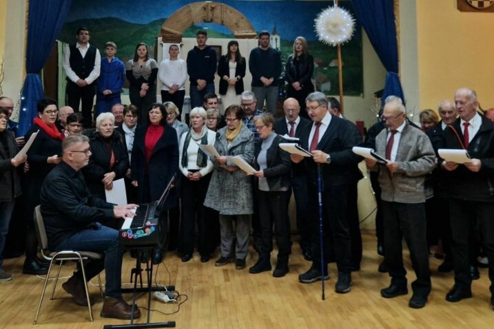 Lijepo brodmoravičko druženje uz izložbu jaslica / Foto LUCIJA INJIĆ