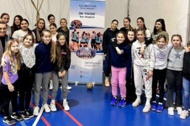 Mlade rukometašice s Martinom Linarić / Foto GRAD NOVI VINODOLSKI