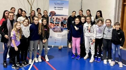 Mlade rukometašice s Martinom Linarić / Foto GRAD NOVI VINODOLSKI