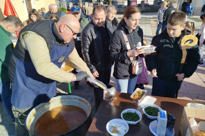 Ručak u župnom dvorištu / Foto E. PRODAN