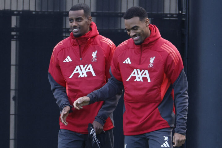 Alexander Isak i Ryan Gravenberch/Foto REUTERS